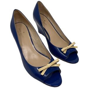Kate Spade Blue Patent Leather Gold Beige Bow Peep Toe Wedges Women’s Size 9.5M